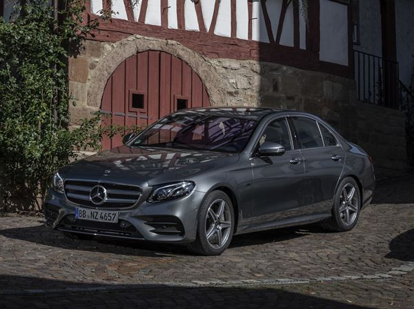 La Mercedes E 300 e hybride rechargeable affiche une autonomie électrique de 50 km