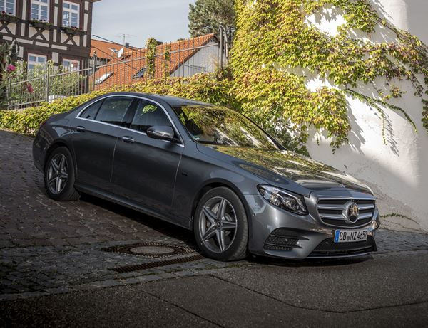 La Mercedes E 300 e hybride rechargeable affiche une autonomie électrique de 50 km