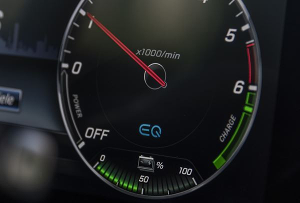 La Mercedes E 300 e hybride rechargeable affiche une autonomie électrique de 50 km