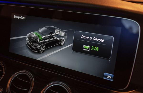 La Mercedes E 300 e hybride rechargeable affiche une autonomie électrique de 50 km