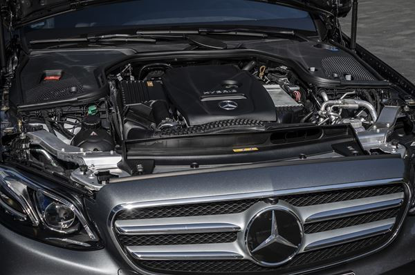 La Mercedes E 300 e hybride rechargeable affiche une autonomie électrique de 50 km
