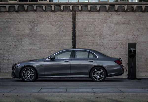 La Mercedes E 300 e hybride rechargeable affiche une autonomie électrique de 50 km