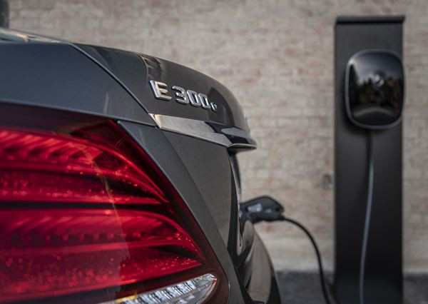 La Mercedes E 300 e hybride rechargeable affiche une autonomie électrique de 50 km