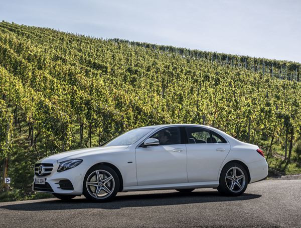 La Mercedes E 300 de hybride rechargeable affiche une autonomie électrique de 54 km