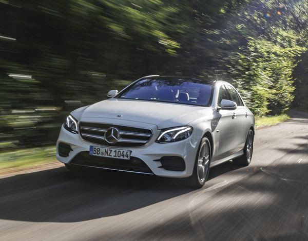 La Mercedes E 300 de hybride rechargeable affiche une autonomie électrique de 54 km