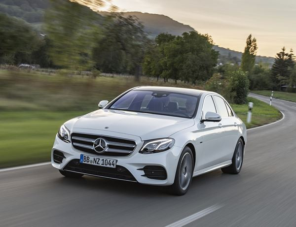 La Mercedes E 300 de hybride rechargeable affiche une autonomie électrique de 54 km