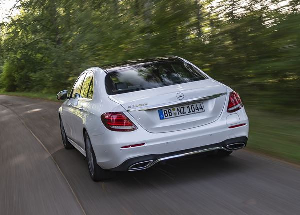 La Mercedes E 300 de hybride rechargeable affiche une autonomie électrique de 54 km