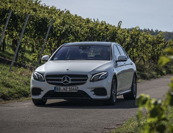 La Mercedes E 300 de hybride rechargeable affiche une autonomie électrique de 54 km