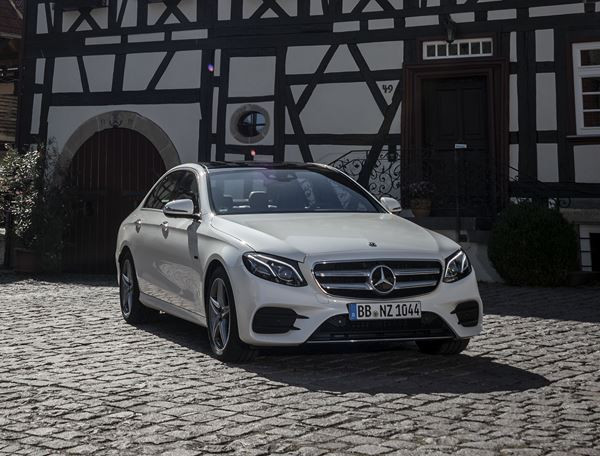 La Mercedes E 300 de hybride rechargeable affiche une autonomie électrique de 54 km