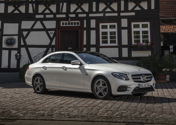 La Mercedes E 300 de hybride rechargeable affiche une autonomie électrique de 54 km