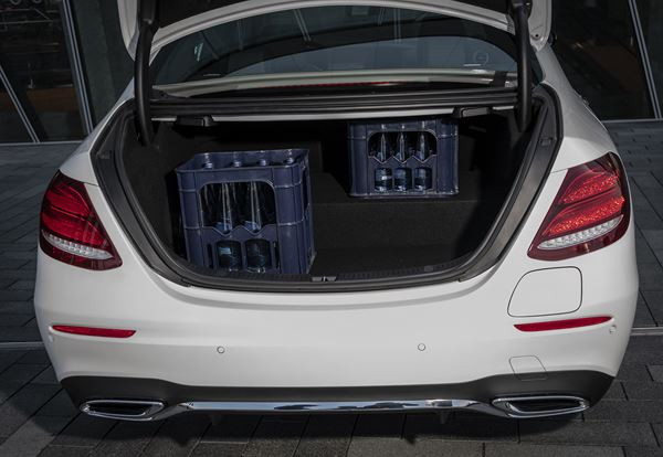 La Mercedes E 300 de hybride rechargeable affiche une autonomie électrique de 54 km