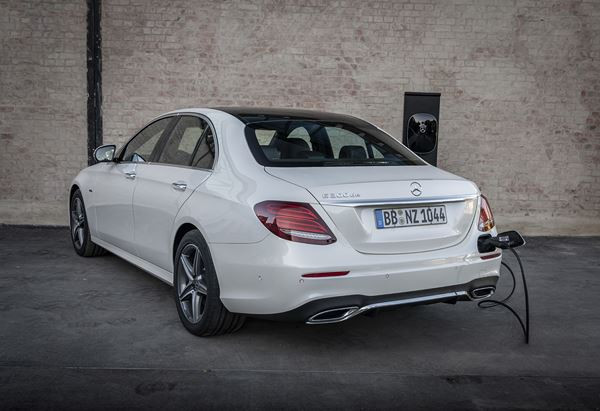 La Mercedes E 300 de hybride rechargeable affiche une autonomie électrique de 54 km