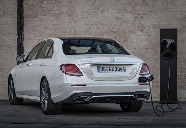 La Mercedes E 300 de hybride rechargeable affiche une autonomie électrique de 54 km
