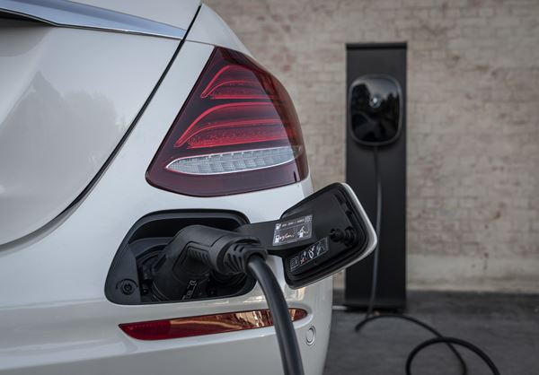 La Mercedes E 300 de hybride rechargeable affiche une autonomie électrique de 54 km