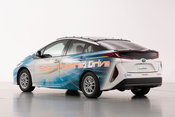 Des batteries solaires pour réduire les émissions de CO2 des véhicules électrifiés