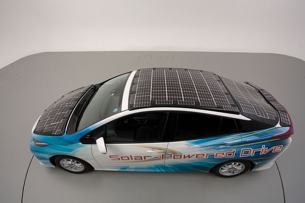 Des batteries solaires pour réduire les émissions de CO2 des véhicules électrifiés