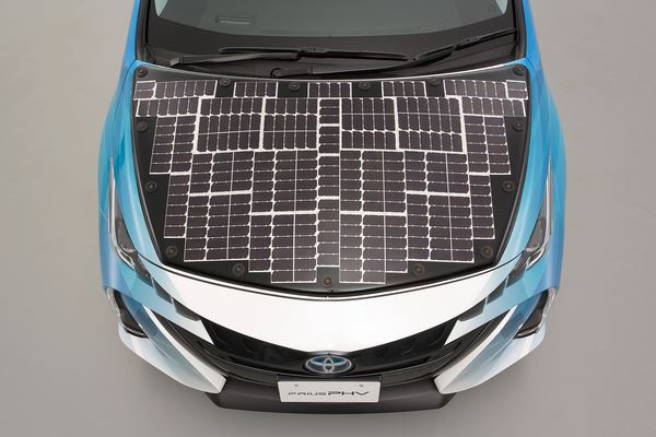 Des batteries solaires pour réduire les émissions de CO2 des véhicules électrifiés