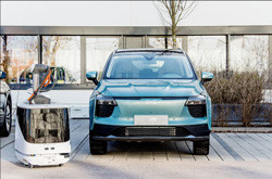 Le robot mobile et autonome de recharge rapide Aiways recharge tout véhicule