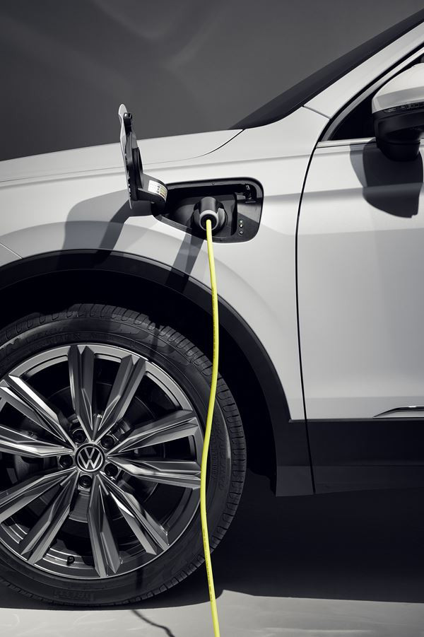 Le Volkswagen Tiguan eHybrid peut parcourir environ 50 km WLTP en électrique