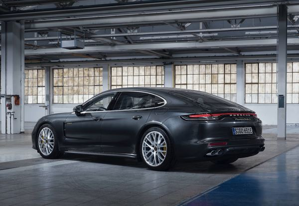 La Porsche Panamera Turbo S E-Hybrid délivre jusqu'à 700 ch