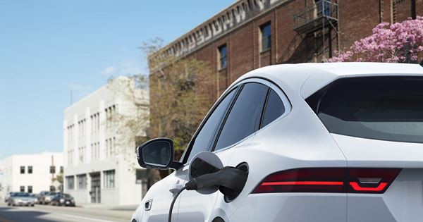 Le SUV Jaguar E-Pace hybride rechargeable parcourt jusqu’à 55 km en électrique