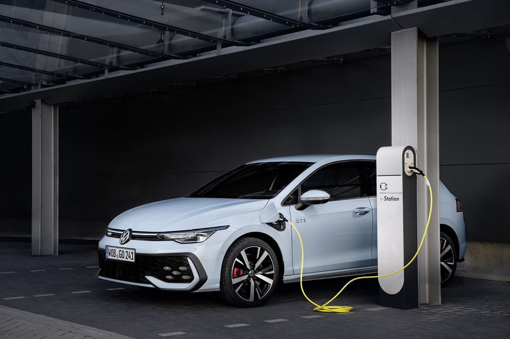 La norme Euro 6e-bis corrige à la hausse de 50 % à plus de 300 % les émissions de CO2 des véhicules hybrides rechargeables