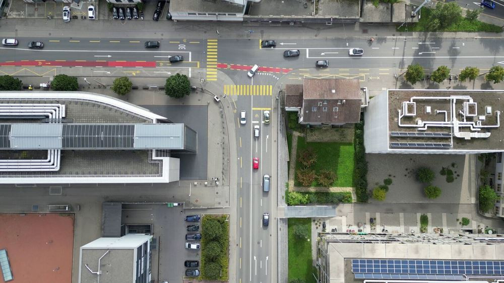 Les voitures électriques réduisent le bruit du trafic aux carrefours très fréquentés