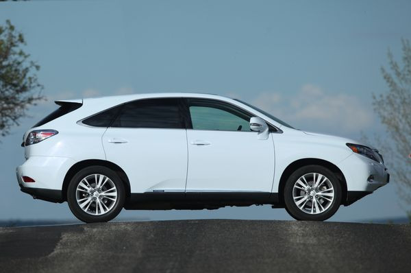 Lexus lance la troisième génération de son crossover RX