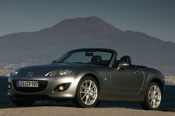 La troisième génération du Mazda MX-5 s’offre un restyling
