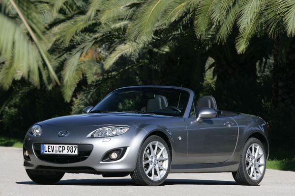 La troisième génération du Mazda MX-5 s’offre un restyling