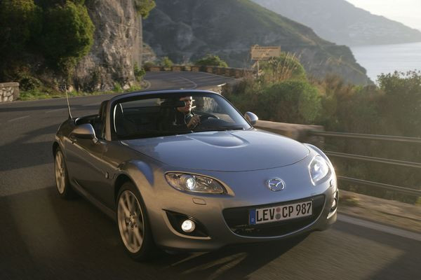 La troisième génération du Mazda MX-5 s’offre un restyling