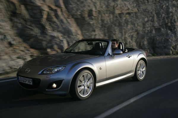 La troisième génération du Mazda MX-5 s’offre un restyling