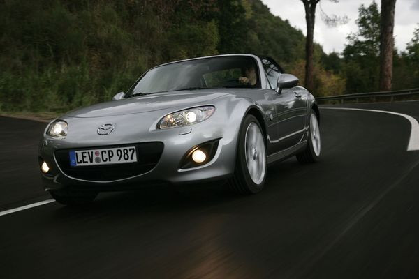 La troisième génération du Mazda MX-5 s’offre un restyling