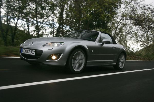 La troisième génération du Mazda MX-5 s’offre un restyling