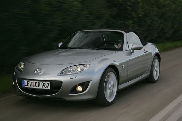 La troisième génération du Mazda MX-5 s’offre un restyling
