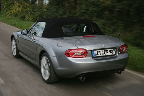 La troisième génération du Mazda MX-5 s’offre un restyling
