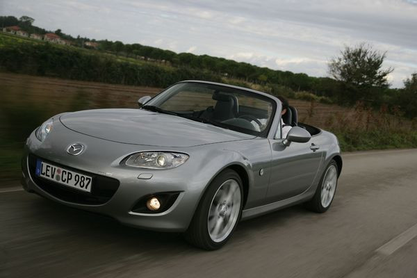 La troisième génération du Mazda MX-5 s’offre un restyling