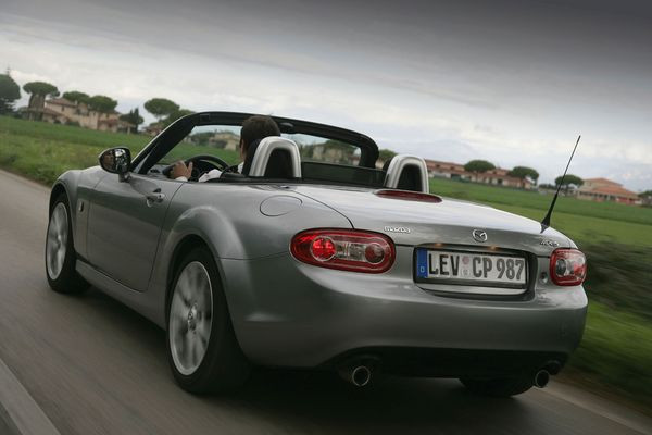 La troisième génération du Mazda MX-5 s’offre un restyling