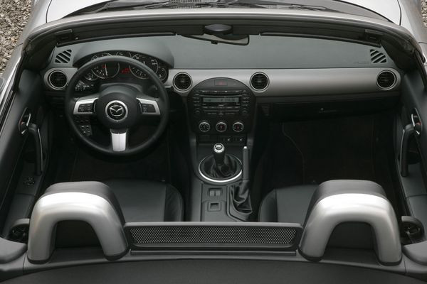 La troisième génération du Mazda MX-5 s’offre un restyling