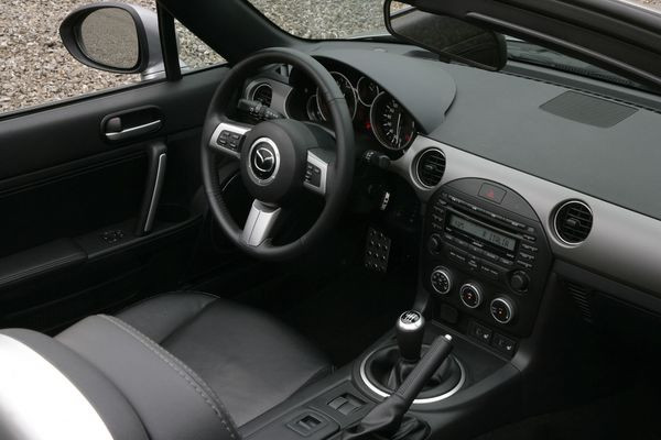 La troisième génération du Mazda MX-5 s’offre un restyling