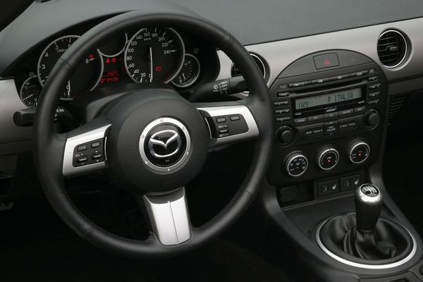 La troisième génération du Mazda MX-5 s’offre un restyling