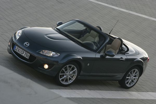 La troisième génération du Mazda MX-5 s’offre un restyling