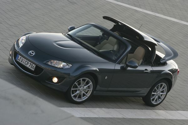 La troisième génération du Mazda MX-5 s’offre un restyling