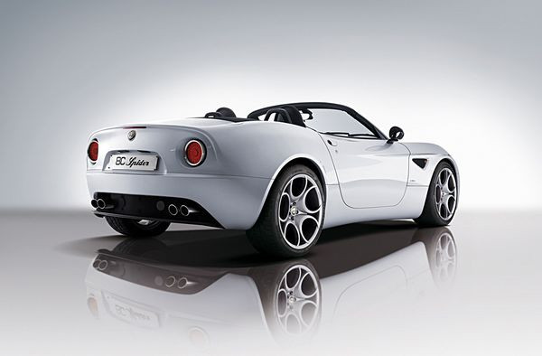 Alfa Romeo lance l’Alfa 8C Spider