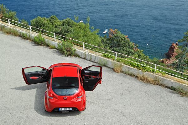 Hyundai lance un original coupé à trois portes latérales