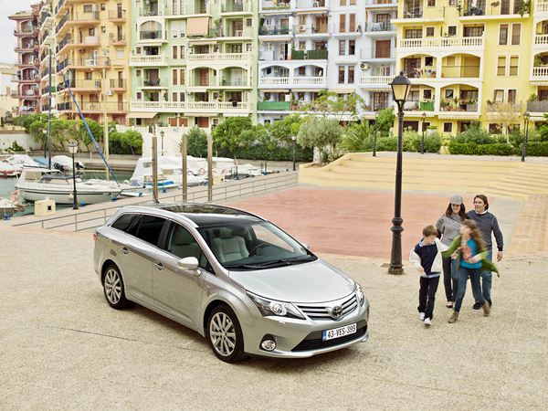 Un léger restyling pour la Toyota Avensis en 2012
