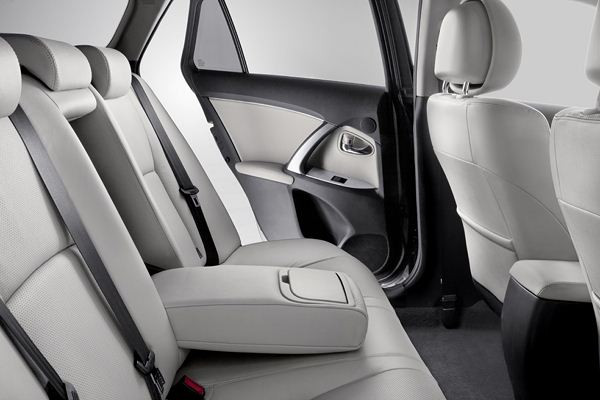 Un léger restyling pour la Toyota Avensis en 2012