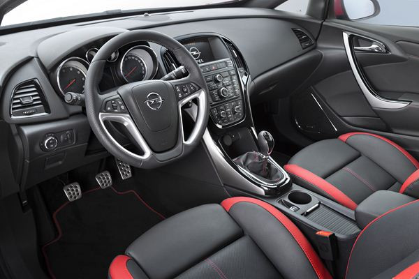 L'Opel Astra s'offre quelques retouches extérieures