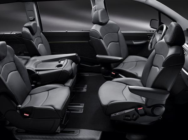Le Citroën C8 s'offre quelques retouches de style