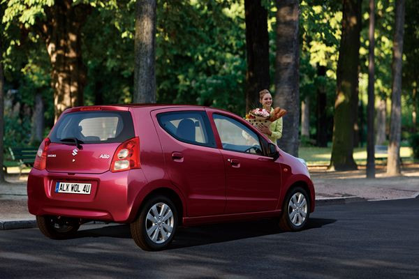 La petite citadine Suzuki Alto s'offre un léger rafraîchissement estival